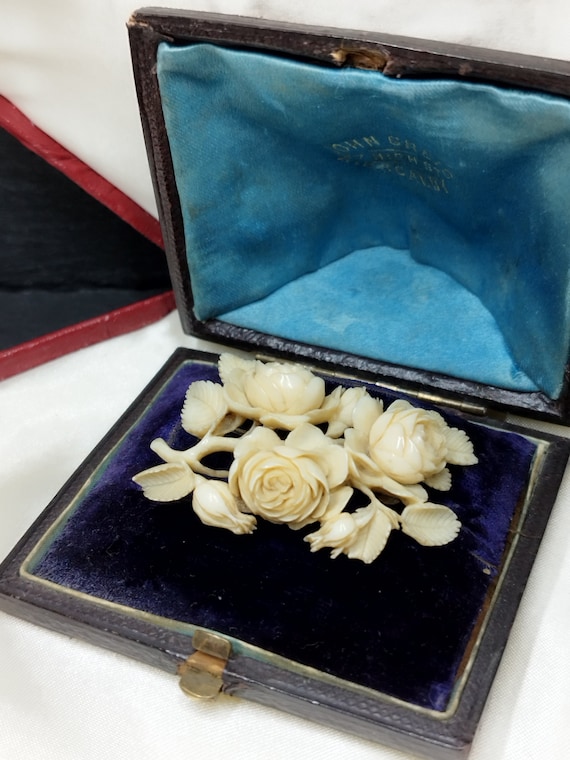 Victorian era floral brooch with original box, an… - image 5