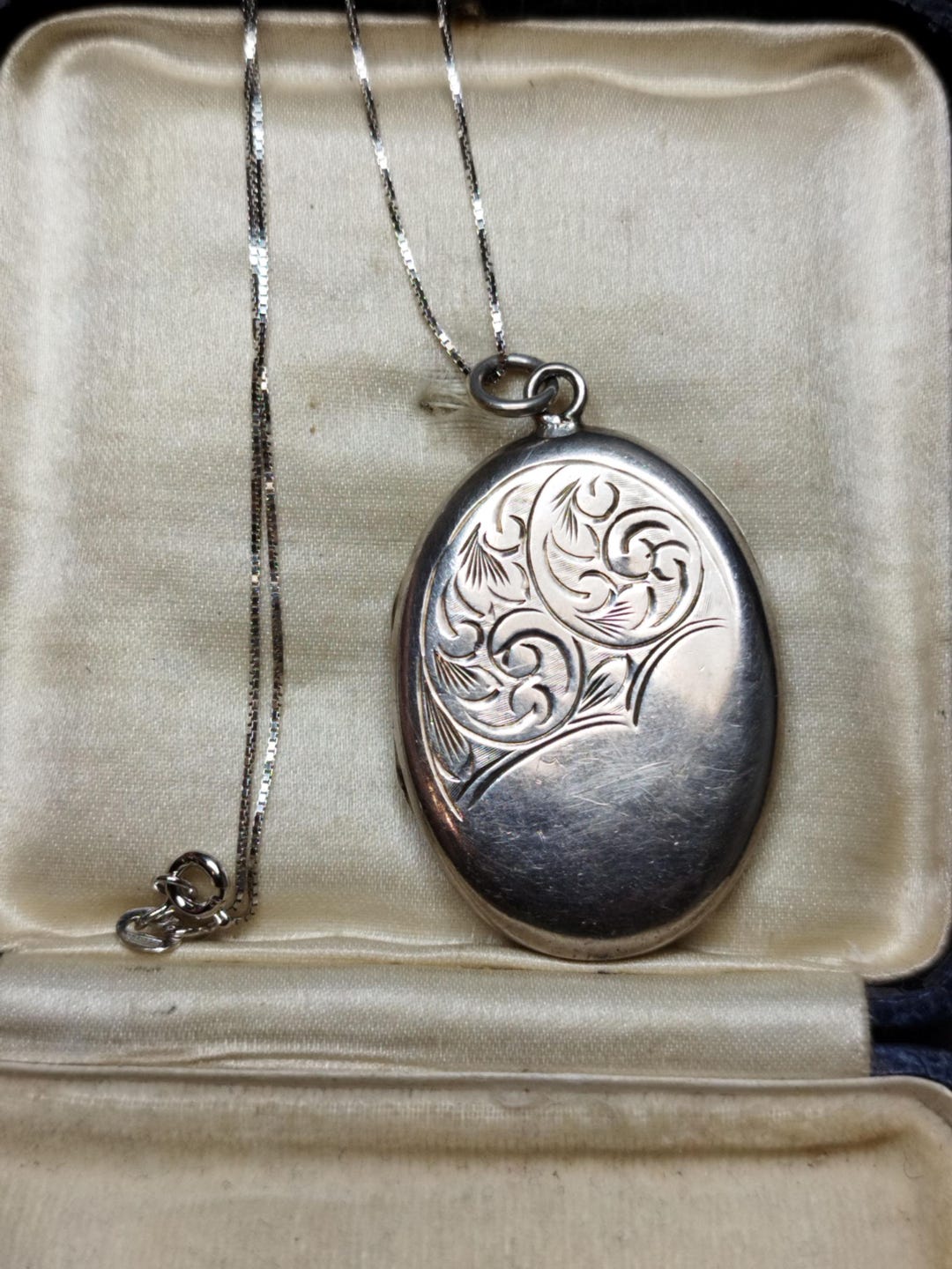 Vintage 1920s Floral Motif Engraved Photo Locket Necklace for Romantic ...