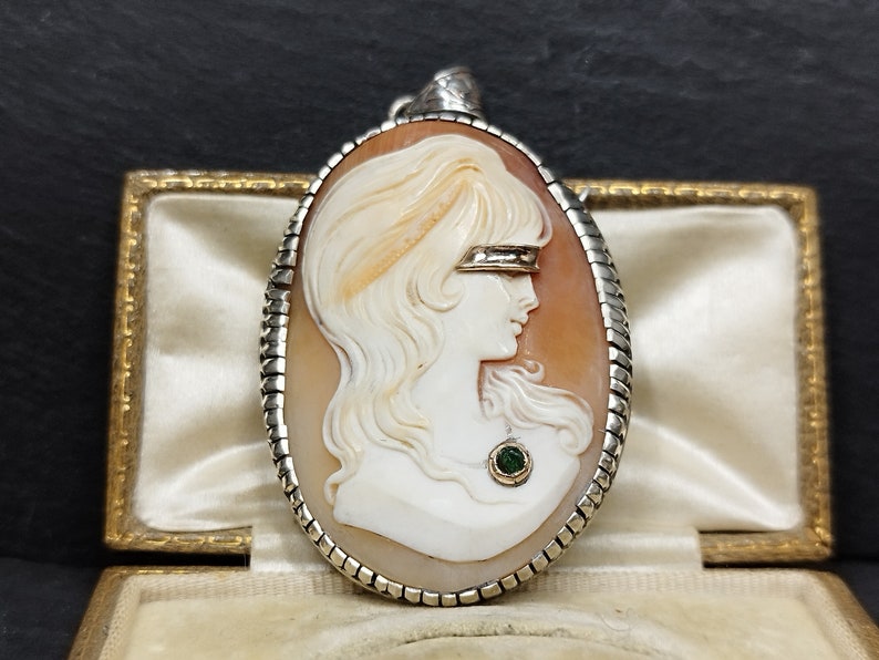 broche camée vintage et pendentif argent et or Cameo Fortune gravé à la main Lady Luck émeraudes ciselées artistique collection rare antique image 1