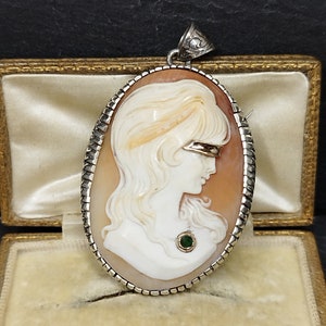 broche camée vintage et pendentif argent et or Cameo Fortune gravé à la main Lady Luck émeraudes ciselées artistique collection rare antique image 10