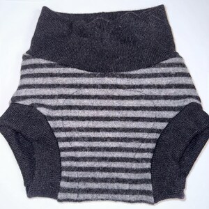 Litet 2-8 M 10-15 pund Återanvänt blöjskydd i ren ull med filtfoder - Ränder Grey/black