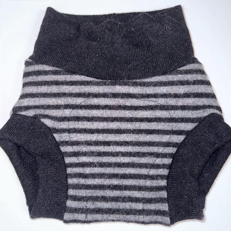 Litet 2-8 M 10-15 pund Återanvänt blöjskydd i ren ull med filtfoder - Ränder Grey/black