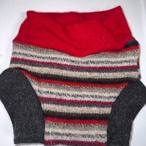 Litet 2-8 M 10-15 pund Återanvänt blöjskydd i ren ull med filtfoder - Ränder Red/grey
