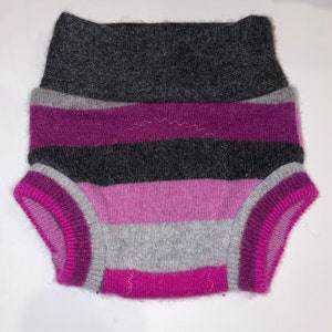 Litet 2-8 M 10-15 pund Återanvänt blöjskydd i ren ull med filtfoder - Ränder Pink multi