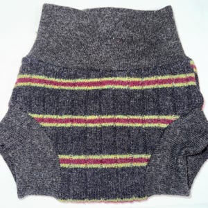 Litet 2-8 M 10-15 pund Återanvänt blöjskydd i ren ull med filtfoder - Ränder Grey/moss