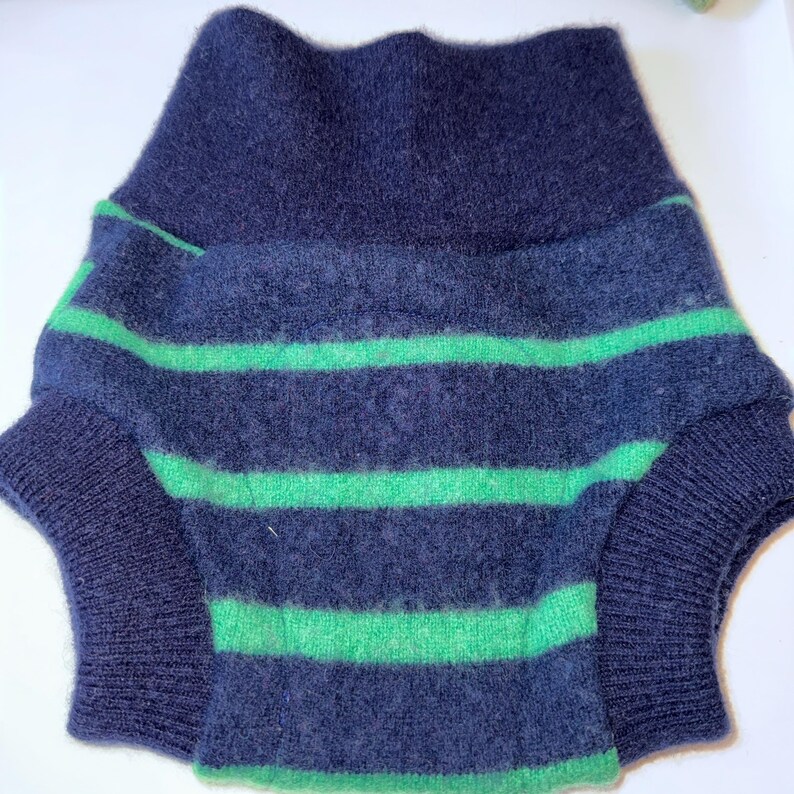 Litet 2-8 M 10-15 pund Återanvänt blöjskydd i ren ull med filtfoder - Ränder Navy/green