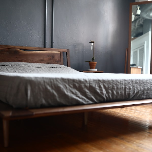 Cama con plataforma inspirada en Live Edge de mediados de siglo.