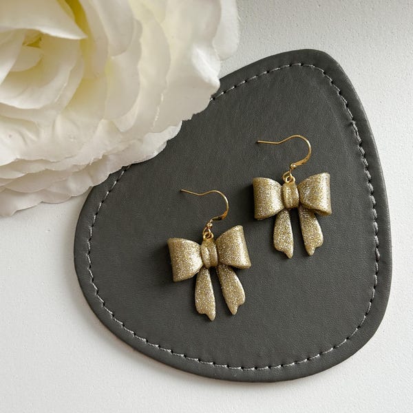 Pendientes colgantes con lazo brillante: arcilla polimérica hecha a mano, ganchos chapados en oro de 14 quilates.