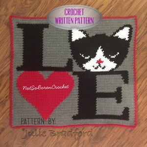 Op de afbeelding: Haakpatroon voor een "Love"-vierkant met een zwart-witte kat, een rood hart en de tekst "NotSoBorenCrochet" en "Pattern by Julie Bradford".