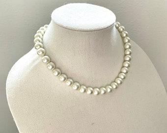 Vintage faux pearl necklace. 1970’s pearl necklace. Bug pearl necklace. Vintage pearl necklace with faux pearl beads.