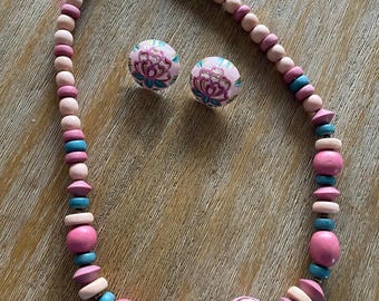 Vintage wood bead necklace set. 1980’s hand painted wooden beads with rose graphic. Painted rose necklace and earring set. Hand painted