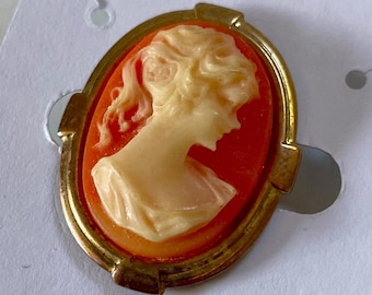 Vintage cameo brooch. Resin cameo pin brooch. Women’s silhouette cameo brooch. midcentury pin brooch Victorian costume pin