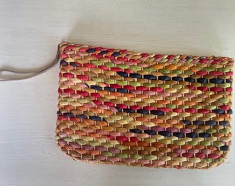 Vintage straw purse multicolored design. Boho handbag. 80’s clutch. 70’s clutch. Straw raffea purse. 1980’s natural bag.