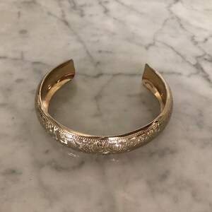 Vintage metal gold cuff. Simple metal bracelet Costume jewelry cuff. Ornate cuff. Non precious metal gold cuff. Metal golden cuff