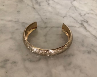 Vintage metal gold cuff. Simple metal bracelet Costume jewelry cuff. Ornate cuff. Non precious metal gold cuff. Metal golden cuff