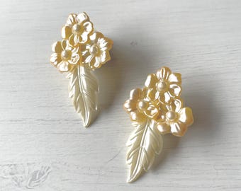 1980's earrings with flowers, girly earrings, vintage earrings, 80's earrings, plastic earrings, Vintage pearlized earrings, chic earrings