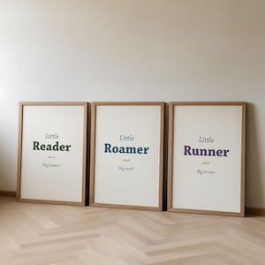 Puede incluir: Tres láminas de arte enmarcadas con marcos de madera clara. La primera lámina dice Little Reader, Big dreams. La segunda dice Little Roamer, Big world. La tercera dice Little Runner, Big strides. Cada una presenta texto y símbolos en color.