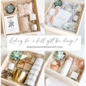 Puede incluir: Tres cajas de regalo diferentes llenas de varios art&iacute;culos, que incluyen velas, suculentas y productos de ba&ntilde;o. Las cajas son de madera y tienen un acabado natural. El texto "Looking for a full gift box design? www.boxandbowshop.com" se muestra debajo de las cajas.