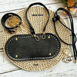 Puede incluir: Una base de bolso ovalada negra con agujeros preperforados y cuatro pies de metal dorado. Incluye una correa negra de 45 cm, una cadena dorada, un cordón negro de 100 cm y dos anillos dorados de 2,5 cm. La base mide 25 cm por 12 cm.