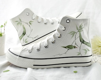 Tênis de cano alto com pássaros de bambu pintados à mão, tênis de cano alto com pintura personalizada, tênis com desenhos personalizados.