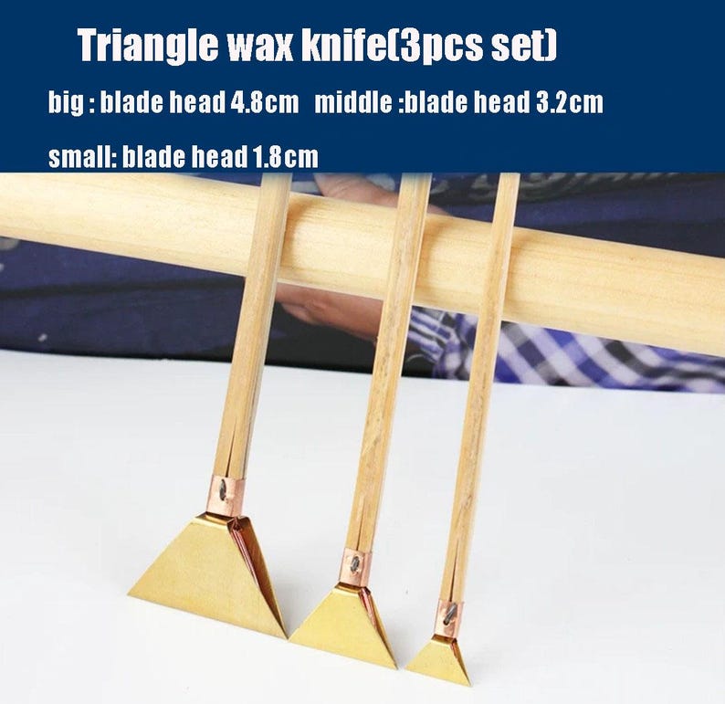 May include: A set of three triangle wax knives with wooden handles and brass-coloured blades. The image text indicates blade head sizes: 4.8cm, 3.2cm, and 1.8cm. These knives are designed for wax carving and sculpting.