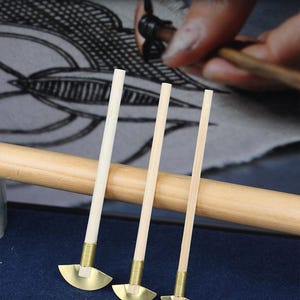 May include: Three fan-shaped wax knives with wooden handles and brass blades. The blades measure 4cm, 3.2cm, and 1.8cm wide. Text on the image describes the knives' uses for waxing.