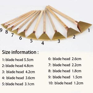 May include: A collection of ten palette knives, each with a wooden handle and a brass-toned blade. The blade heads vary in size, from 1.2 cm to 5.5 cm. Size details are provided for each knife in the image.
