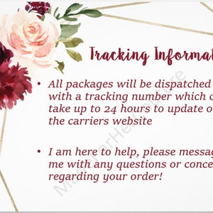 K&ouml;nnte beinhalten: Eine wei&szlig;e Karte mit goldenen geometrischen Linien und einem floralen Design in Rosa- und Burgunder-T&ouml;nen. Der Text "Tracking Information" ist oben auf der Karte in Burgunder geschrieben. Der Text darunter lautet: "Alle Pakete werden mit einer Sendungsverfolgungsnummer versandt, die bis zu 24 Stunden ben&ouml;tigt, um auf der Website des Zustelldienstes aktualisiert zu werden. Ich bin hier, um zu helfen, bitte kontaktieren Sie mich bei Fragen oder Bedenken bez&uuml;glich Ihrer Bestellung!"