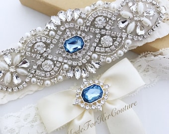Elegante set di giarrettiere in pizzo con gemme azzurre - Vestibilità personalizzata con presa sicura, perle e strass realizzati a mano - Accessorio nuziale perfetto, set di giarrettiere