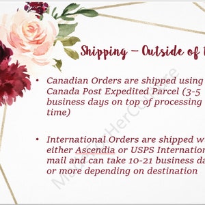K&ouml;nnte beinhalten: Text auf wei&szlig;em Hintergrund mit einem floralen Design in Rosa- und Burgunder-T&ouml;nen. Der Text lautet "Shipping - Outside of the US" und enth&auml;lt Informationen &uuml;ber die Versandzeiten f&uuml;r kanadische und internationale Bestellungen.