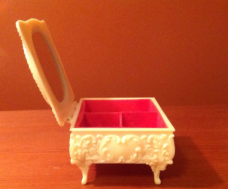 mirror Boxjewelry boxtrinketcellulose gift boxvintage 1940romantic style lidlegs red velvet Interior