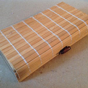 Estuche vintage de listones de madera natural tejida de los años 70