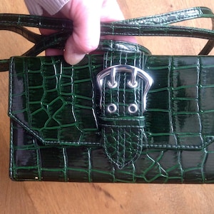 Cartera bandolera vintage para mujer en vinilo efecto cocodrilo verde.