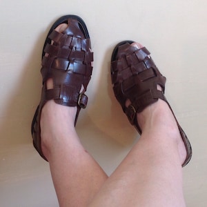 Unisex leren sandalen met bandjes / 0,5" hakken / vintage 1980 / maat 37 EU / bruin / slipper met bandjes