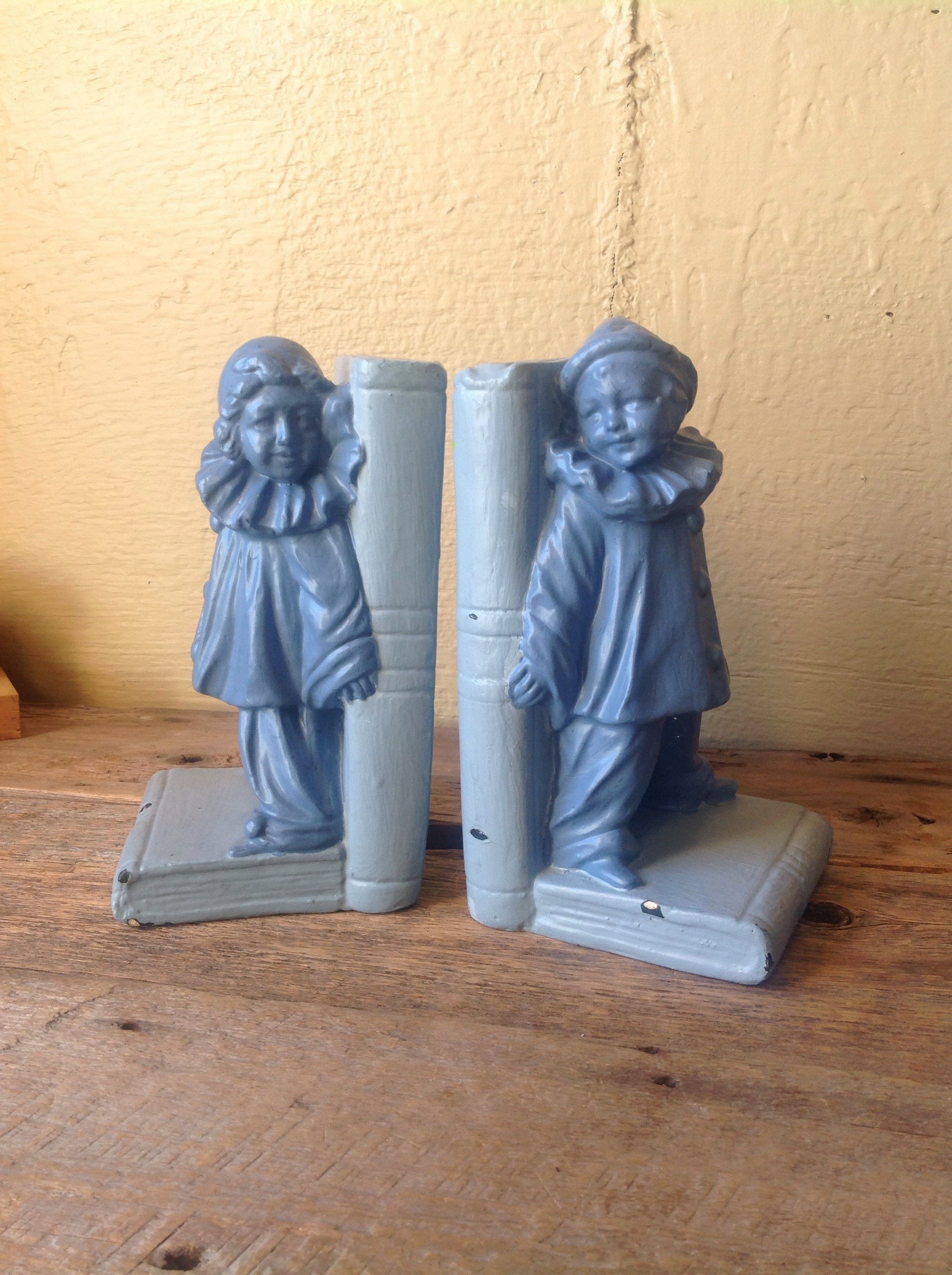 Serre-livres anciens en plâtre Cache-cache