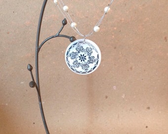 Mandala medallion necklace in real mother-of-pearl and silver wire vintage 1980