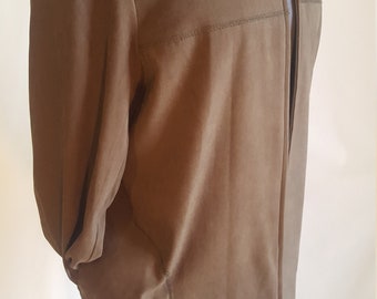 Könnte beinhalten: Braune Jacke mit Kunstfellkragen. Die Jacke hat einen Reißverschluss und zwei Vordertaschen. Die Jacke wird auf einer Schaufensterpuppe präsentiert. Die Jacke hat eine neutrale Farbe und kann im Herbst oder Winter getragen werden.