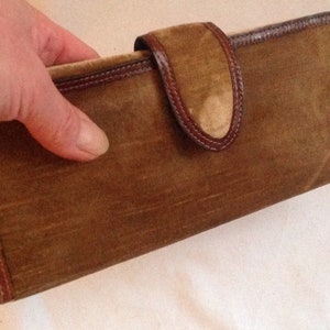 Cartera vintage italiana para mujer con compartimentos de terciopelo dorado y piel.