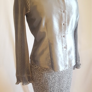 Katherine Barclay® Women&#39;s Fitted Designer Blouse/Vintage 1990s/Steel Grey Long Pleated Sleeve/Sz M US