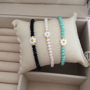 Faceted pearl bracelet on sliding flower link