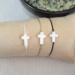 Mother-of-pearl cross sliding link bracelet on sliding link
