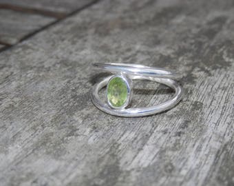 Peridot faceted T60 sterling silver ring