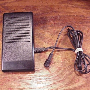 Pedal De Control De Pie Para Máquina De Coser Casera Con Cable De Alimentación Pedal De Control De Pie Universal Con Luz Y Bloque De Motor (Enchufe De La UE