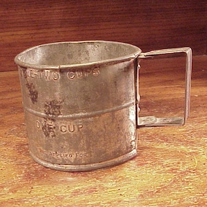 Vintage Rustic Small Tin 2 Cup Flour Sifter Measurer, Kitchen Decor, Made in the USA, Country, Farmhouse Decor, Old