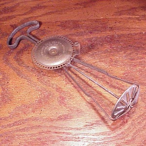 Vintage 1910&#39;s Turbine Egg Beater with Wooden Handle, Shelf Display, Wall Hanging, Kitchen, Home Decor, Rustic, Old Tool, Works, Wood Handle