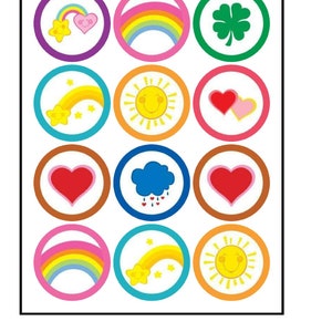 Puede incluir: Doce pegatinas redondas de colores con diferentes símbolos de Care Bear. Los símbolos incluyen un arcoíris, una estrella, un sol, un corazón, una nube con gotas de lluvia y un trébol de cuatro hojas.