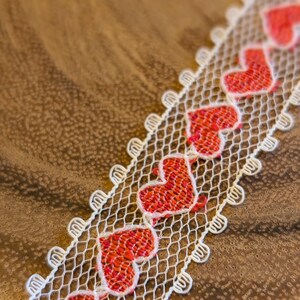 Vintage rood hart op wit kant naaien met dubbele rand - 7/8" breed x 3 yards - 33"