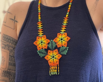 Florale Halskette Mexikanische Halskette Perlenkette Huichol Halskette Bunte Halskette Blumen-Halskette Indie Halskette Cottagecore Halskette