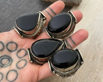 Bague en onyx noir Grande bague en onyx Bague en pierre noire Bague en grosse pierre Bague épaisse Bague bohème Bague unique en son genre Grande bague en onyx Bagues épaisses