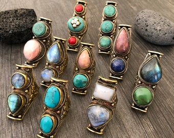 Grosses bagues Bague labradorite Bague lapis Bague longue Bague opale rose Bague semi-précieuse Bague trois pierres Bague tibétaine Bague deux pierres Bague roche